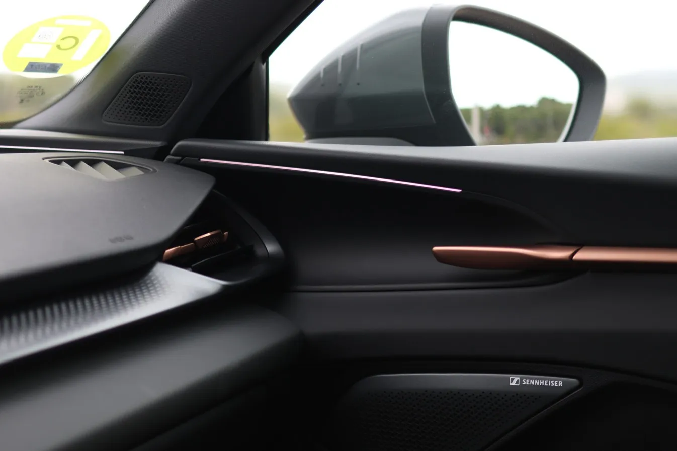 Die Designsprache des Cupra Terramar: Lichtelemente in den Türen, eine Lichtleiste über dem Armaturenbrett und bronzefarbene Designelemente.