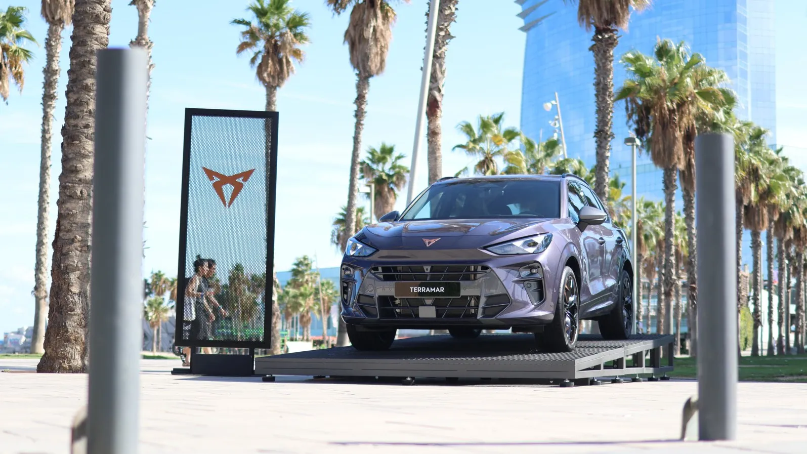 Cupra präsentiert sich in Barcelona, hier am Platja de Sant Sebastià.