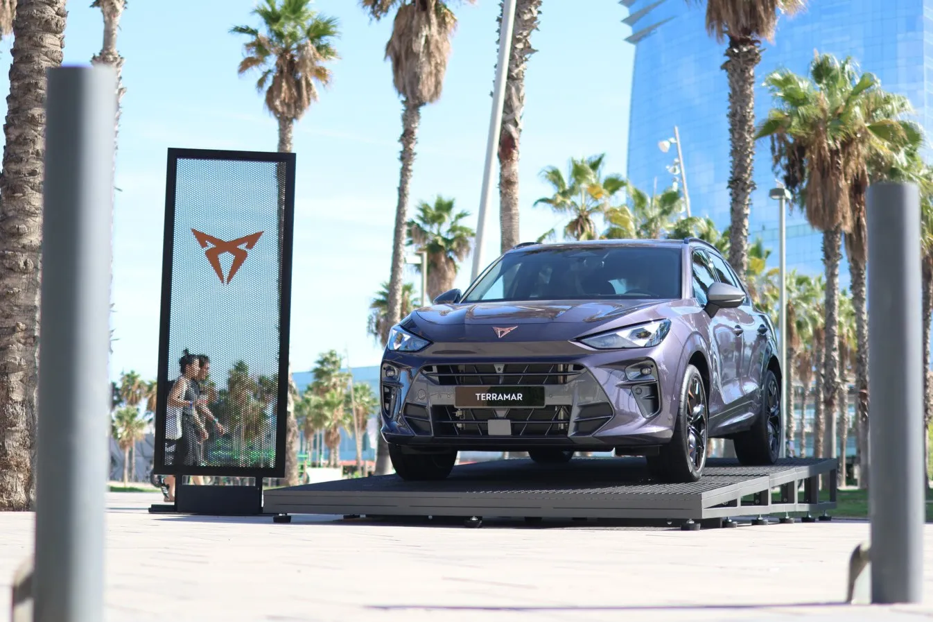 Cupra präsentiert sich in Barcelona, hier am Platja de Sant Sebastià.