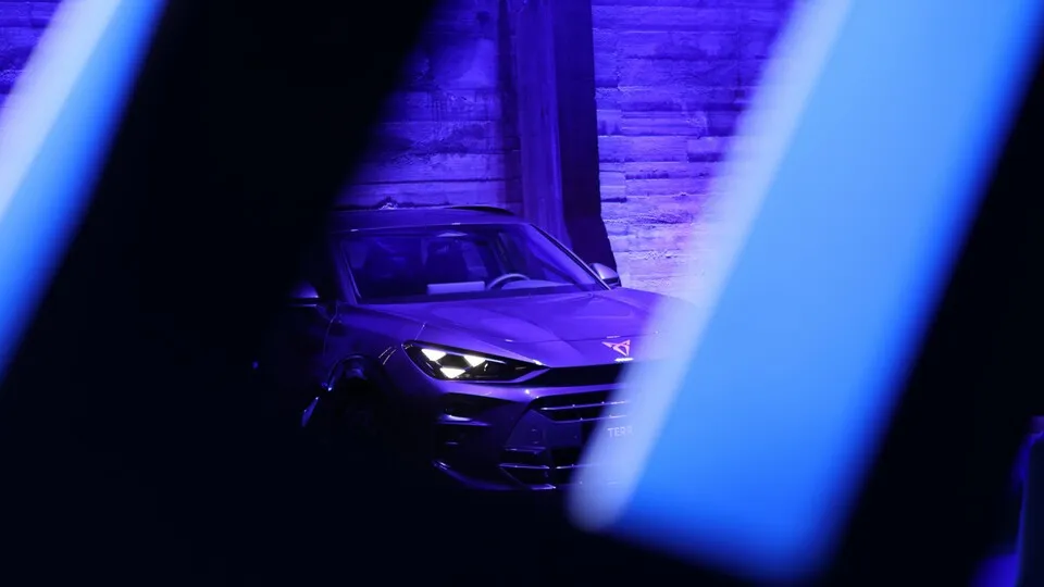 Haifisch auf der Straße: Der Cupra Terramar bahnt sich seinen Weg und das als Benziner, als Benziner mit Mildhybrid-Antrieb und als Plug-in-Hybrid.