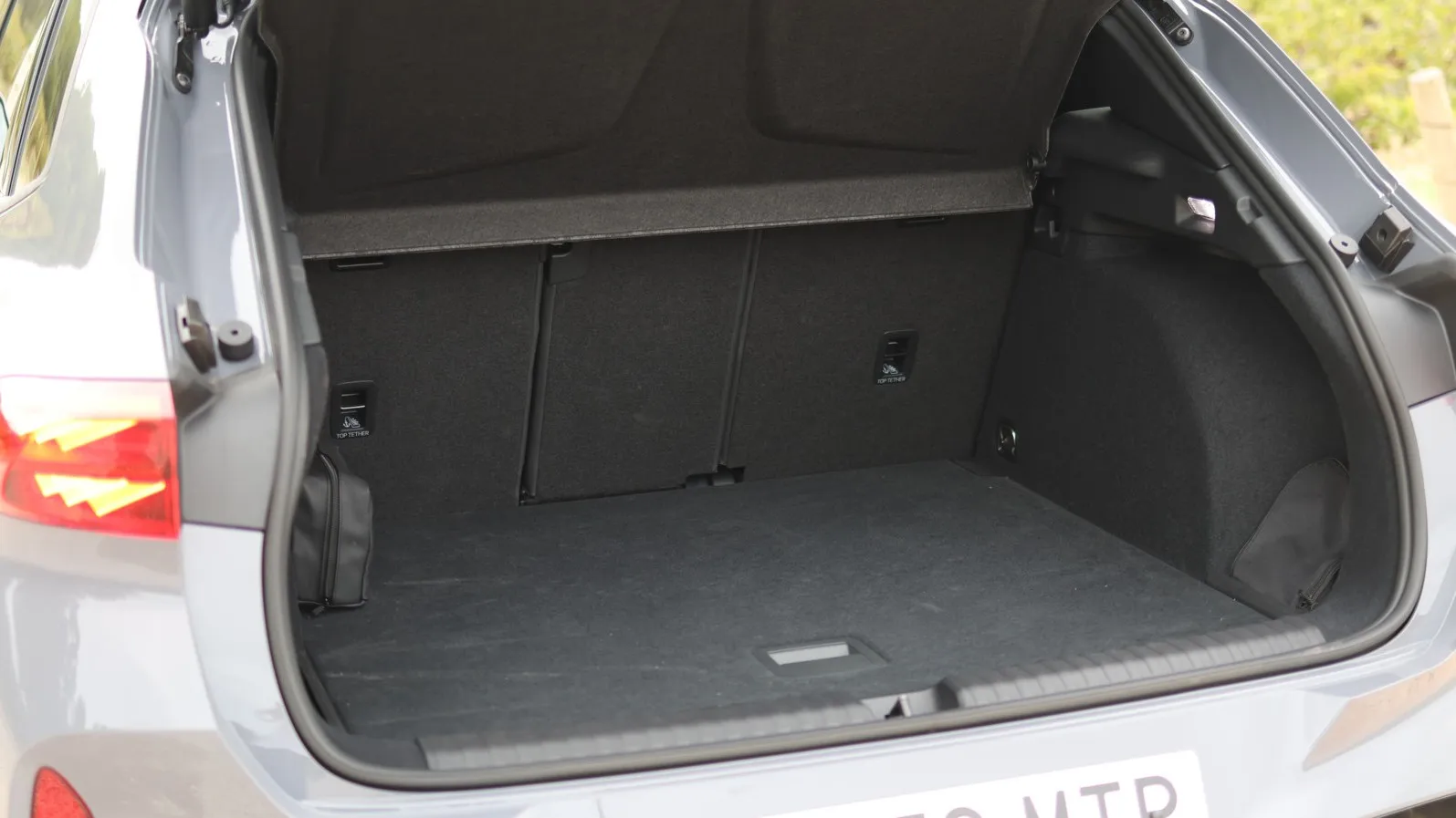 Der Benziner fasst bis zu maximal 642 Liter im Kofferraum, der Plug-in-Hybrid bis zu 490 Liter.