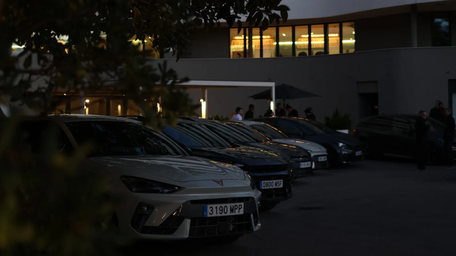 Großaufgebot von Cupra auf dem Hotelparkplatz in Sitges, Spanien.