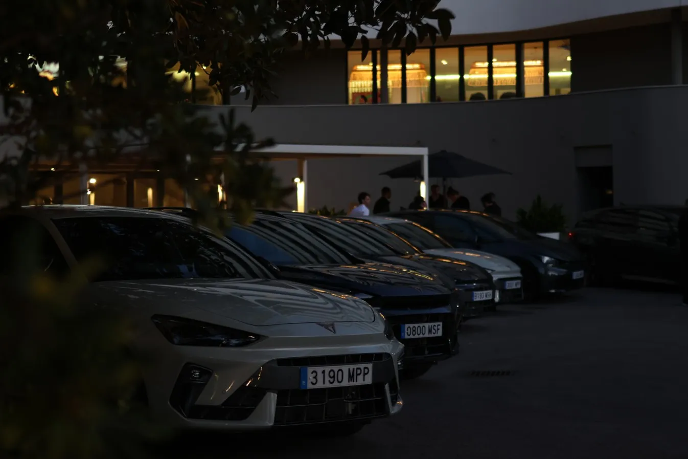 Großaufgebot von Cupra auf dem Hotelparkplatz in Sitges, Spanien.