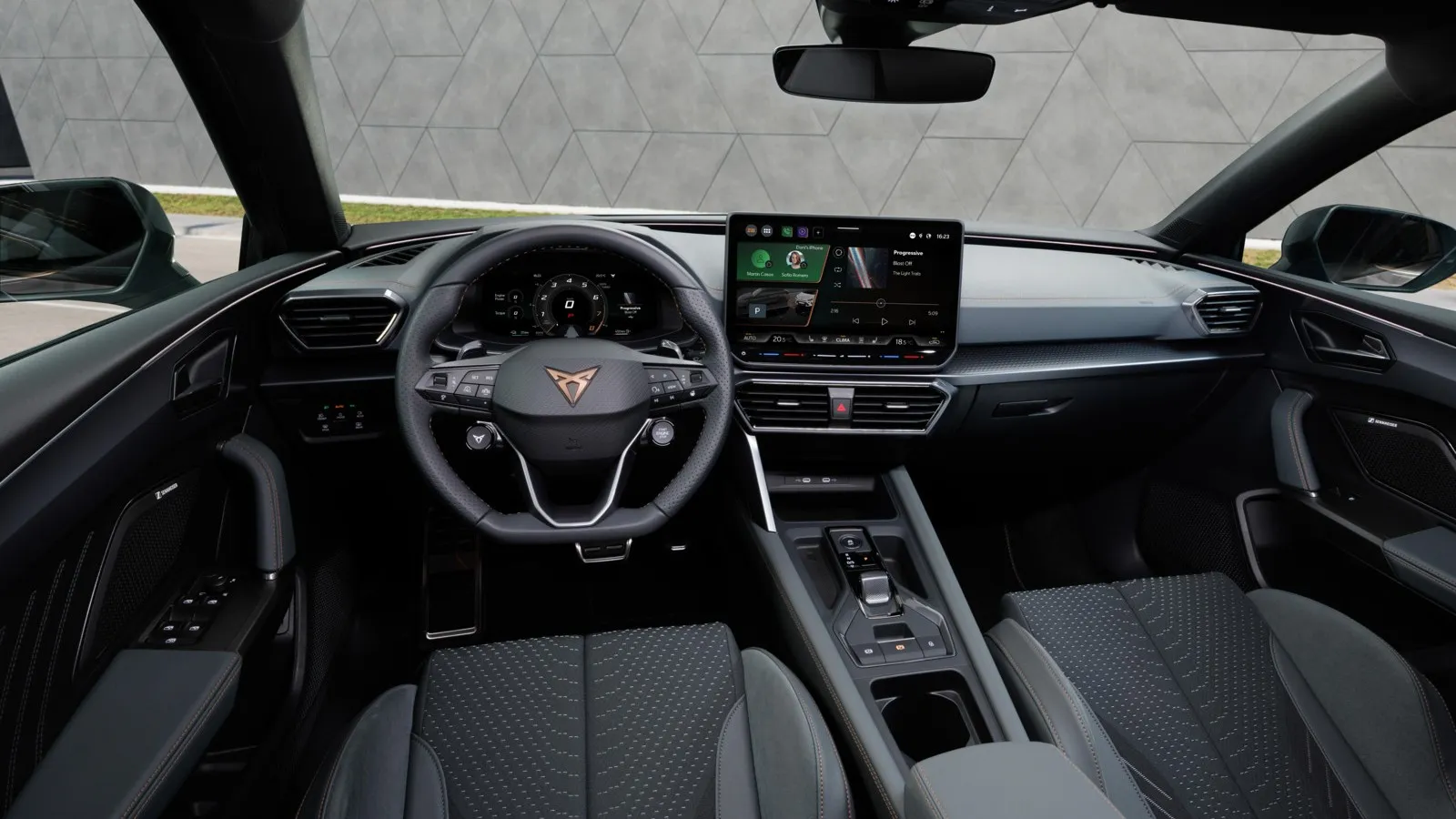Das Interieur ist ebenfalls komplett neu überarbeitet. Cupra stellt seinen Premium-Anspruch klar- Massiv aber nicht störend ist das 12,9 Zoll große Hauptdisplay.
