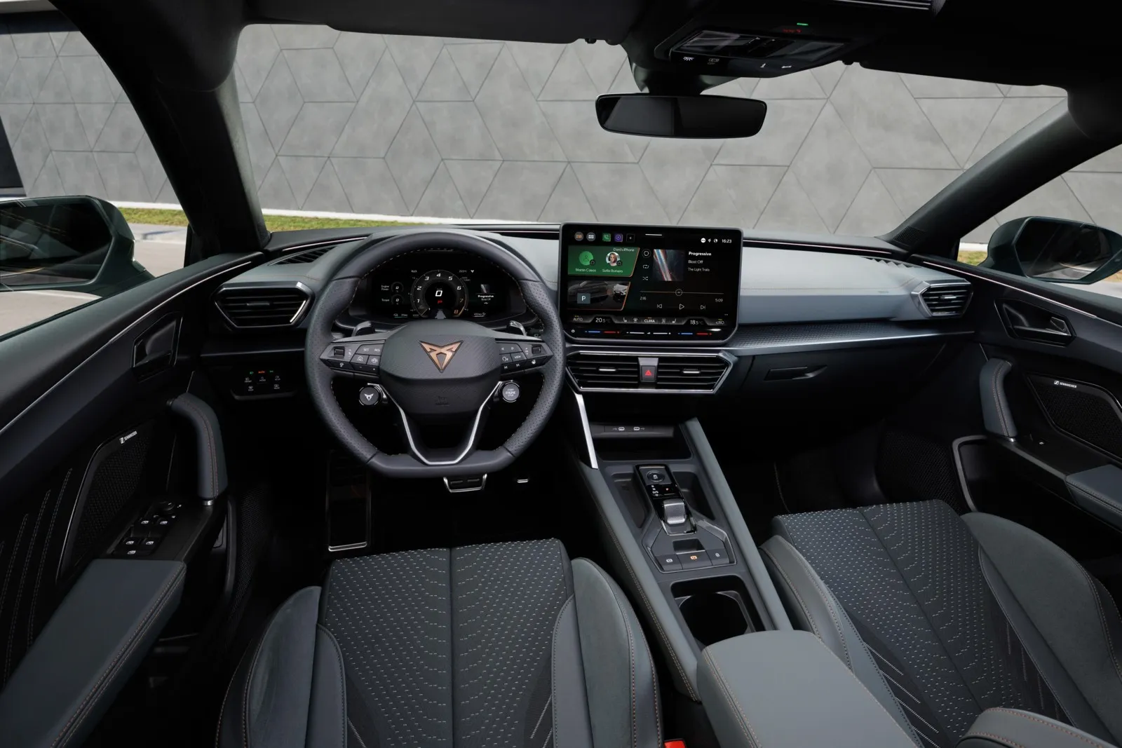 Das Interieur ist ebenfalls komplett neu überarbeitet. Cupra stellt seinen Premium-Anspruch klar- Massiv aber nicht störend ist das 12,9 Zoll große Hauptdisplay.
