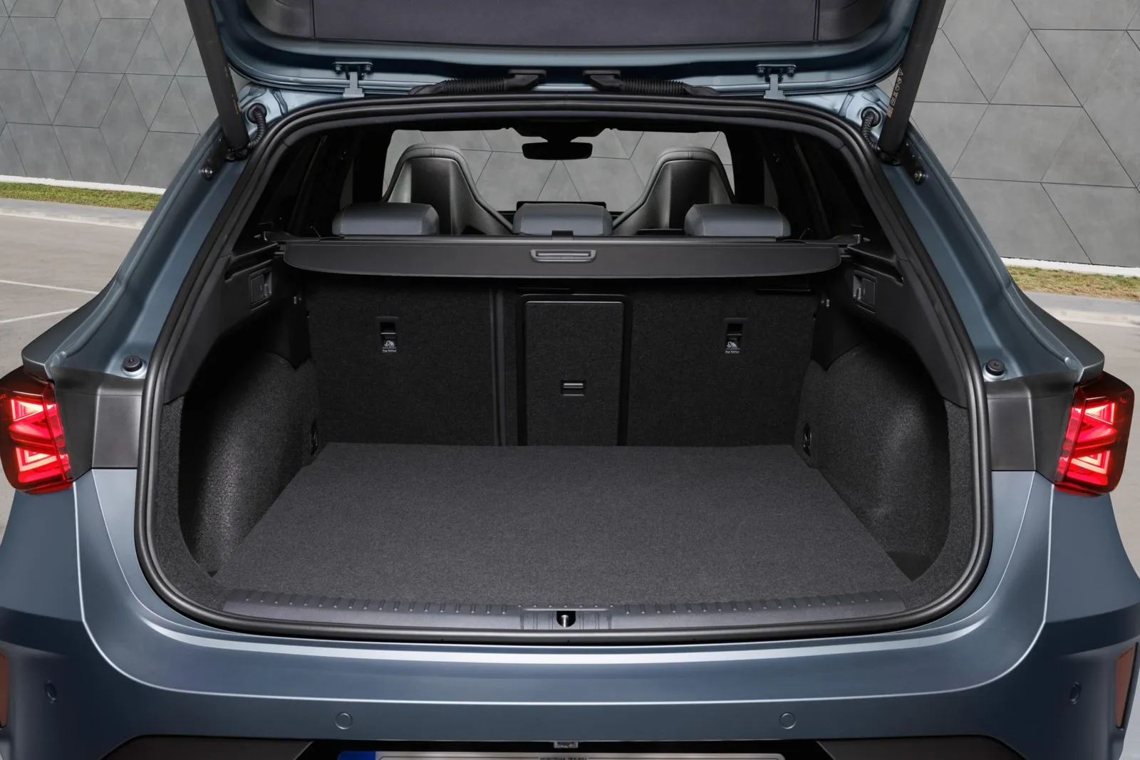 Der Kofferraum ist beim Plug-in-Hybriden nach unten hin klar reduziert. Mit aufrechten Sitzen sind 470 Liter verfügbar. umgeklappt bis zu 1450 Liter.