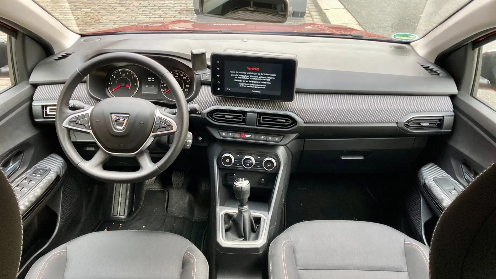 Funktionales und ergonomisches Cockpit, wenig Digitalisierung – der Dacia Jogger fokussiert sich auch im Interieur aufs Wesentliche.