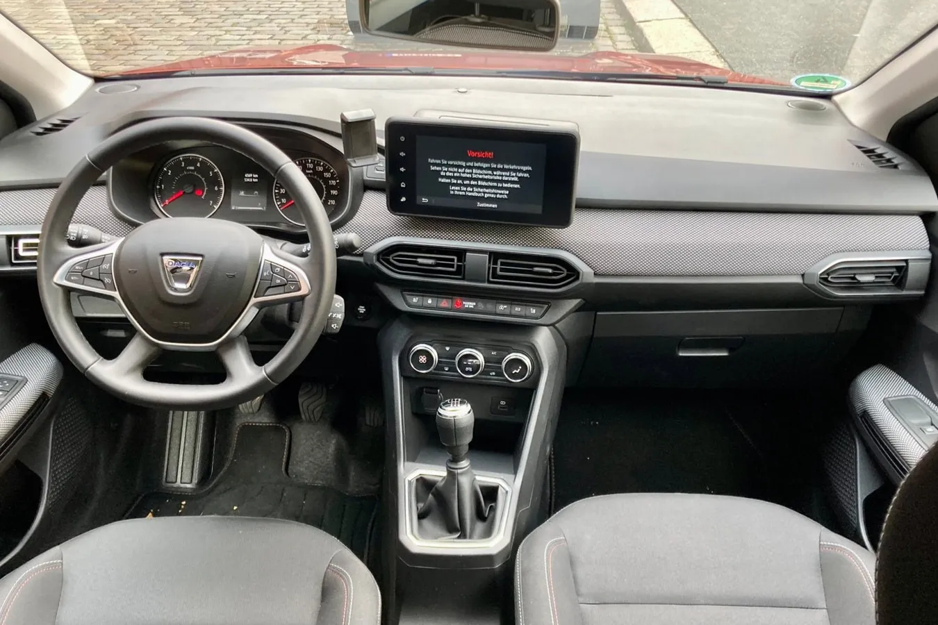 Funktionales und ergonomisches Cockpit, wenig Digitalisierung – der Dacia Jogger fokussiert sich auch im Interieur aufs Wesentliche.