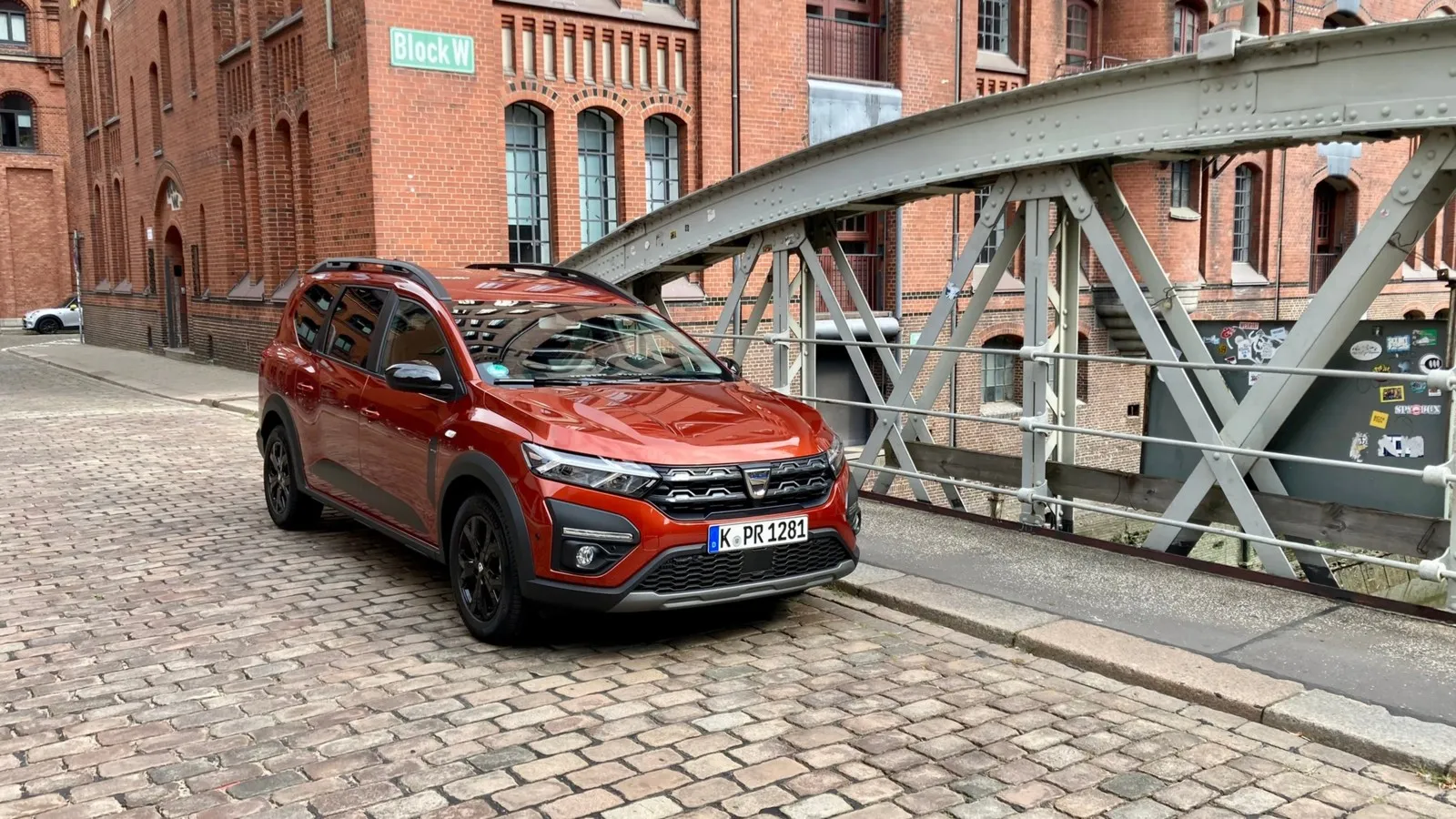 Die Frontpartie übernimmt der Jogger komplett vom Dacia-Dauerbrenner Sandero.