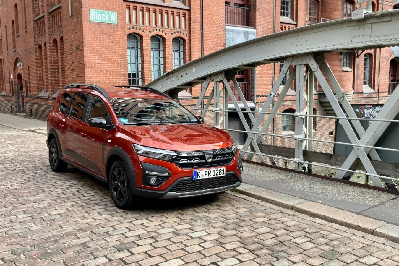 Die Frontpartie übernimmt der Jogger komplett vom Dacia-Dauerbrenner Sandero.