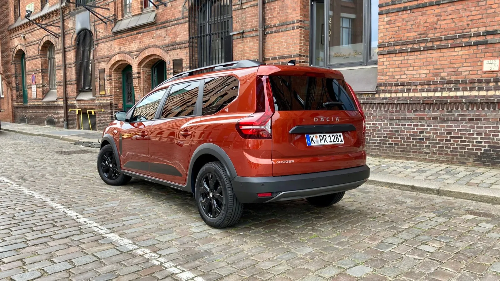 Quadratisch, praktisch, gut – so zeigt sich das Heck des Dacia Jogger.
