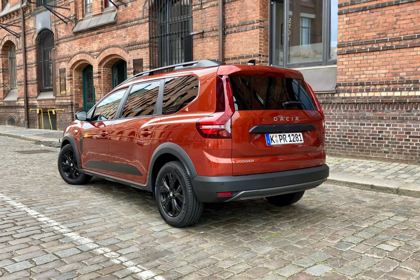 Quadratisch, praktisch, gut – so zeigt sich das Heck des Dacia Jogger.