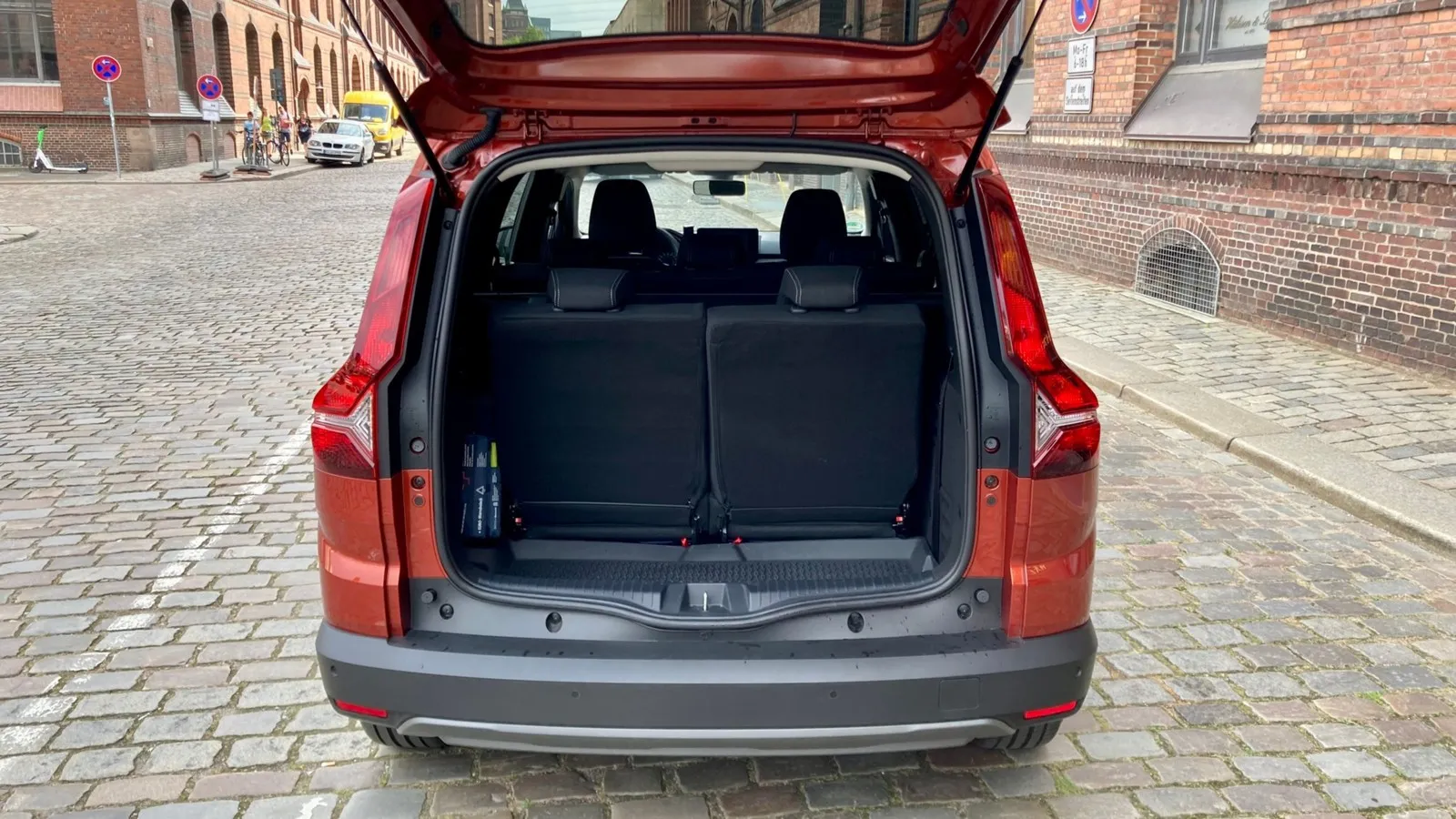 Mit sieben Sitzen passen noch 160 Liter Gepäck in den Kofferraum des Dacia Jogger.