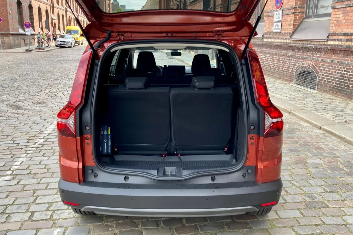 Mit sieben Sitzen passen noch 160 Liter Gepäck in den Kofferraum des Dacia Jogger.
