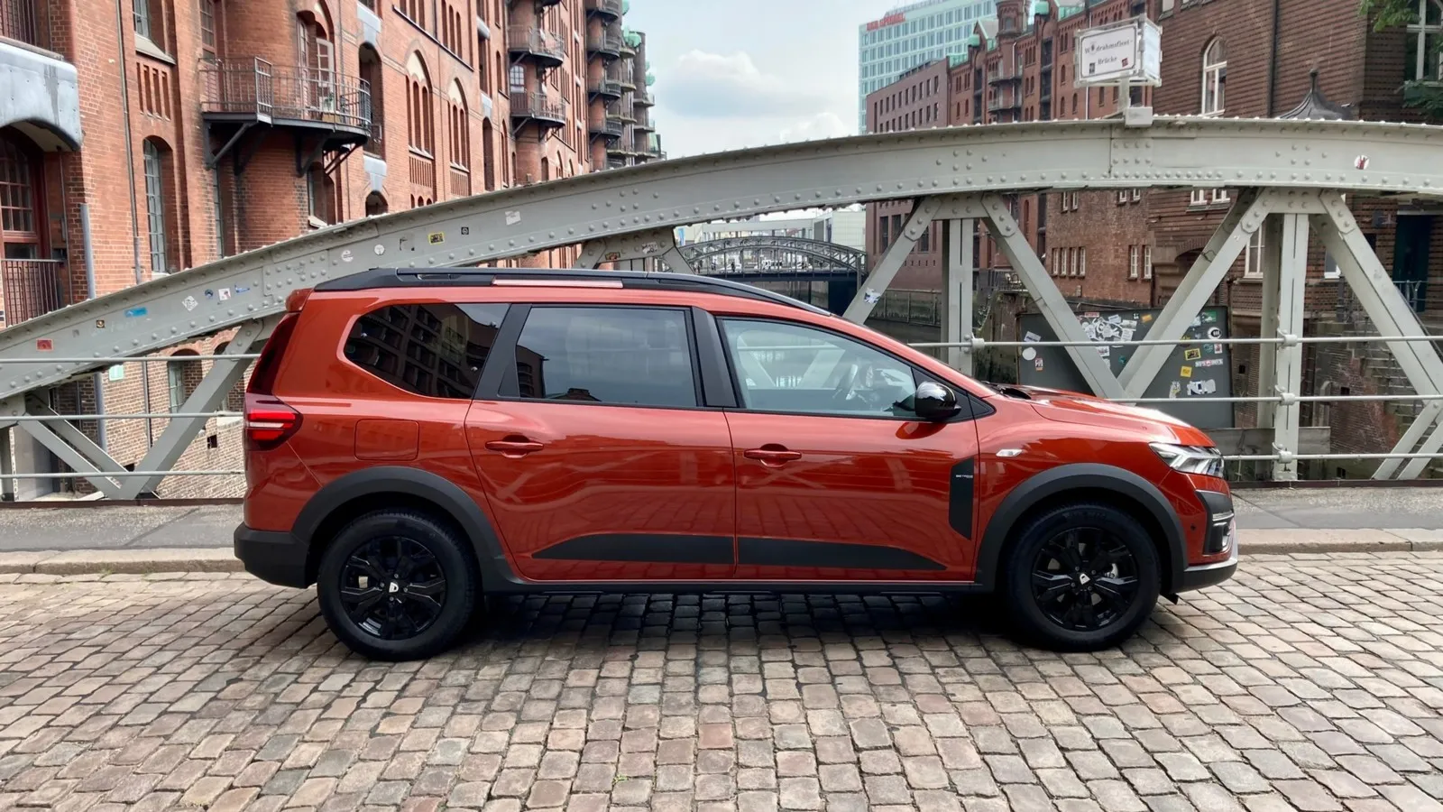 Langer Rdstand, breite Fondtüren  – auch im Profil präsentiert sich der Großraumkombi von Dacia von seiner praktikablen Seite.