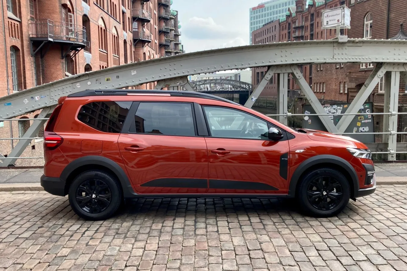 Langer Rdstand, breite Fondtüren  – auch im Profil präsentiert sich der Großraumkombi von Dacia von seiner praktikablen Seite.