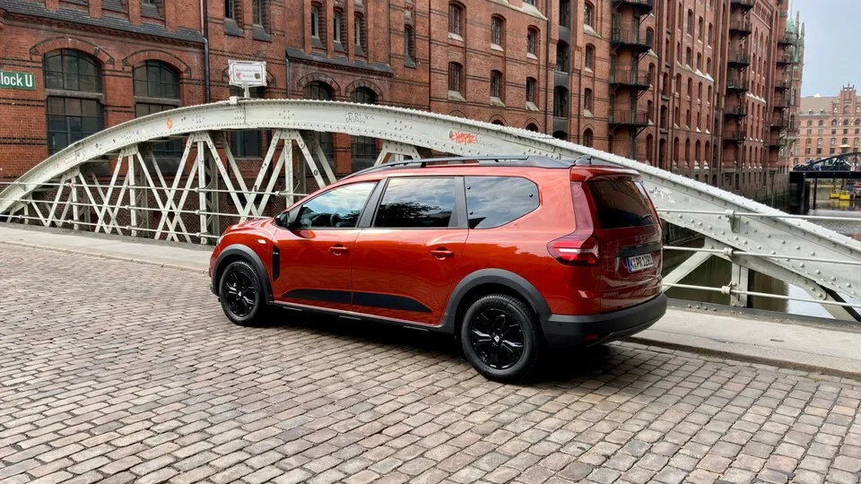 Dass der Dacia Jogger eine Menge Platz bietet, sieht man ihm schon von weitem an.