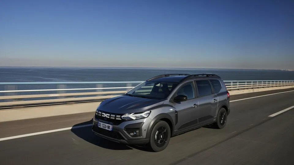 Mit 58,0 Prozent DAT-Restwertprognose an der Spitze des Restwert-Vergleichs für kompakte Kombis: der Dacia Jogger Hybrid 140 Extreme.