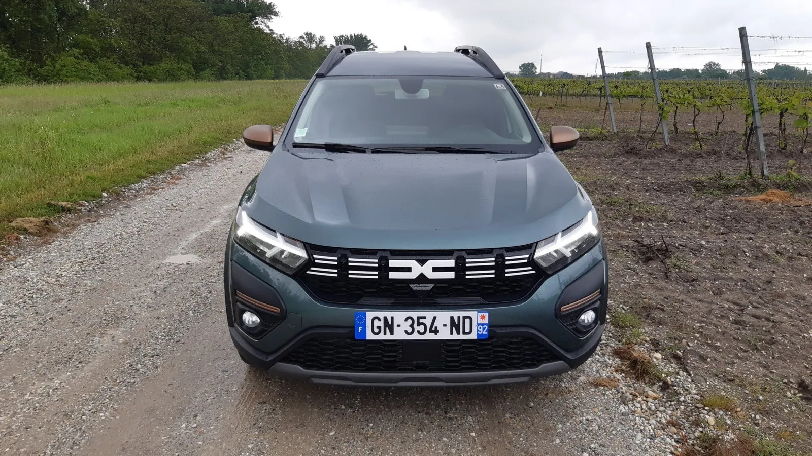 Dacia Jogger: Auch als Hybrid verfügt er über das typische Dacia-Gesicht.