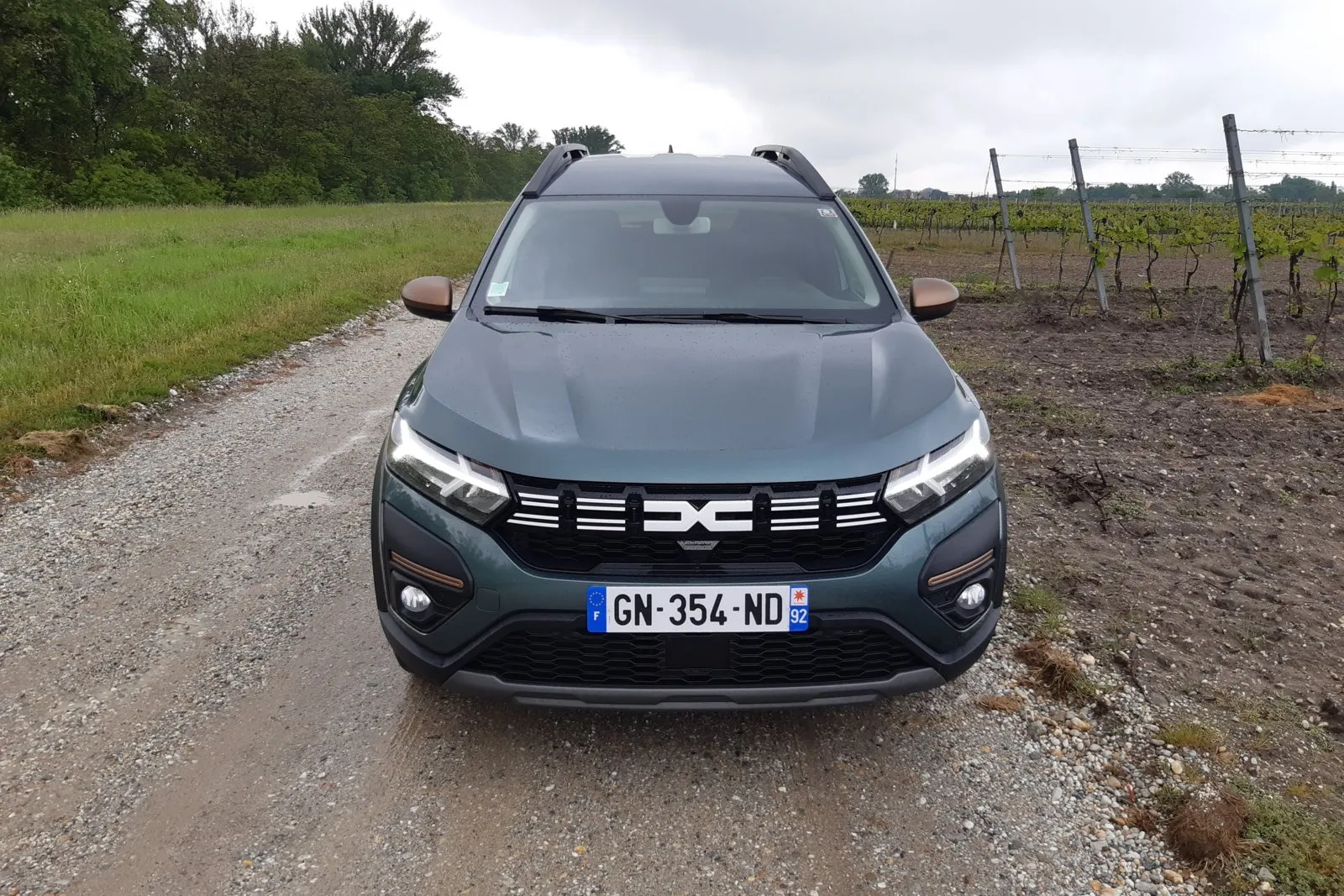 Dacia Jogger: Auch als Hybrid verfügt er über das typische Dacia-Gesicht.