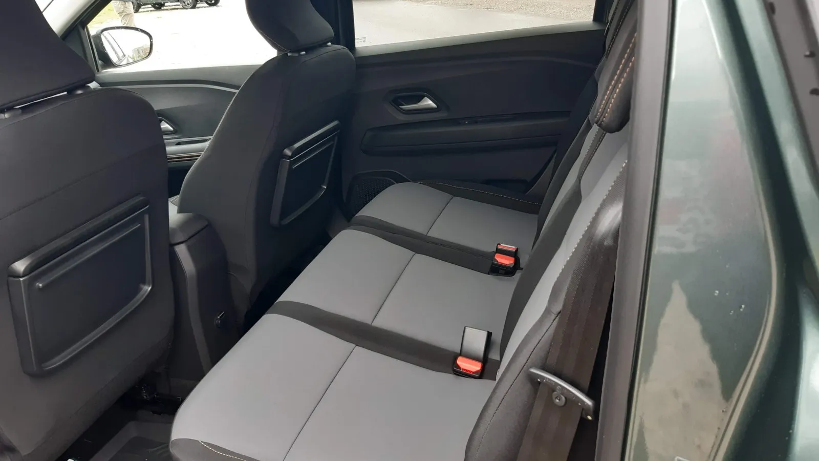 Auch hinten sind die Platzverhältnisse im Jogger Hybrid ordentlich.