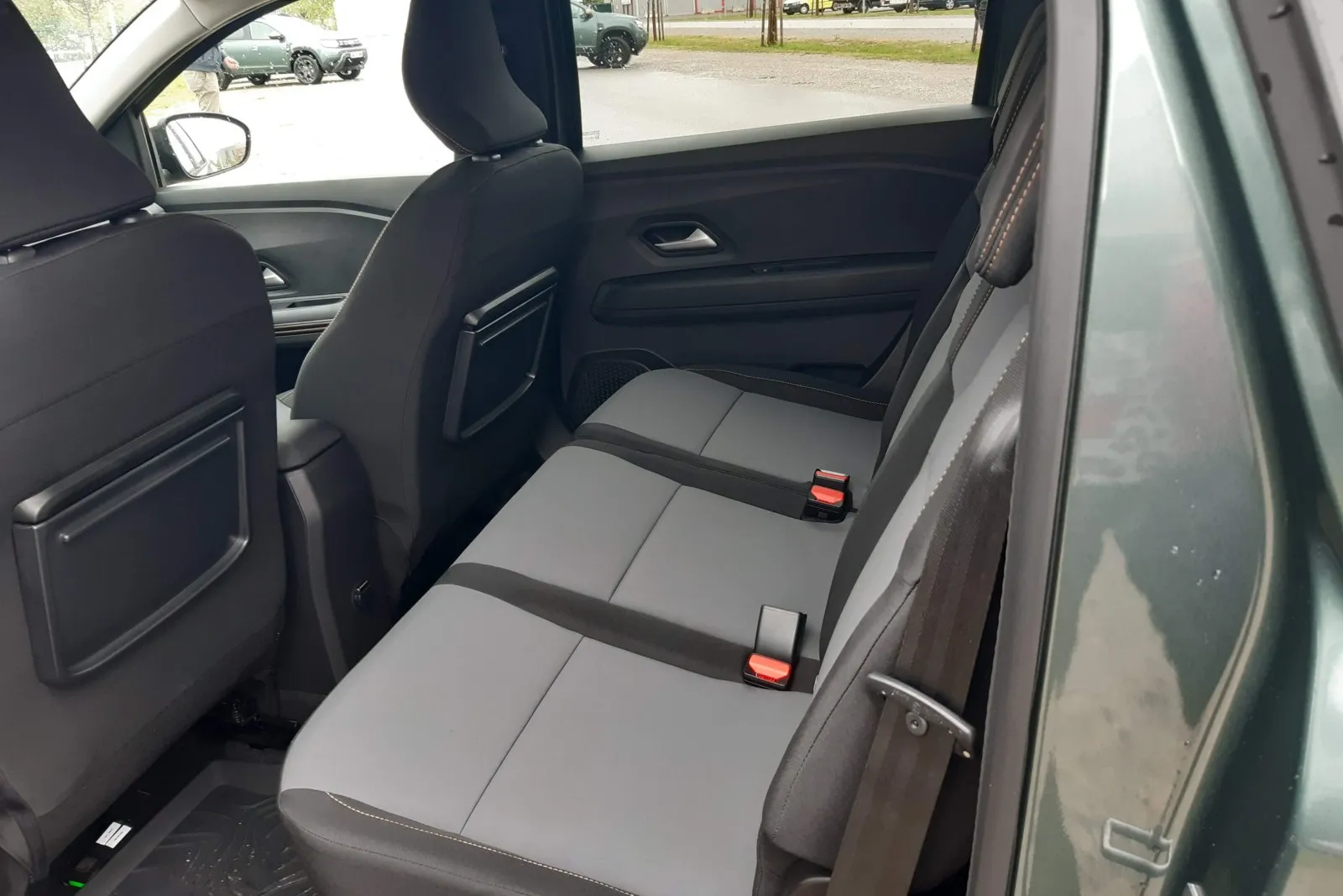 Auch hinten sind die Platzverhältnisse im Jogger Hybrid ordentlich.