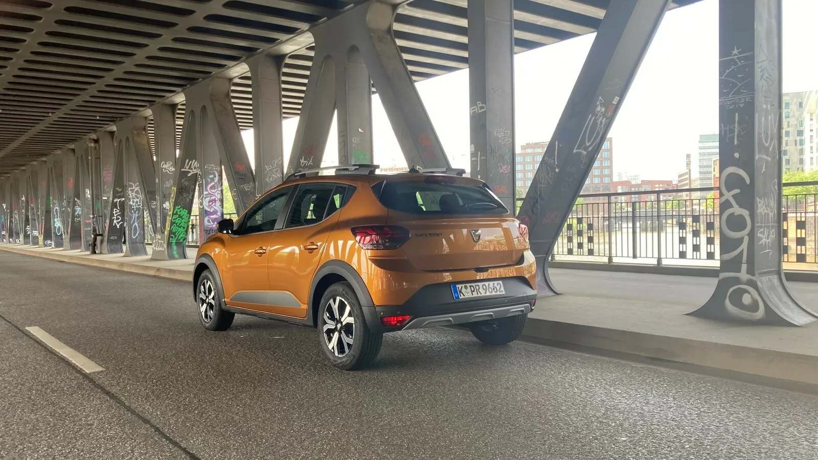 Vor allem am Heck kann der Sandero seine Verwandtschaft zu Renault nicht verbergen.