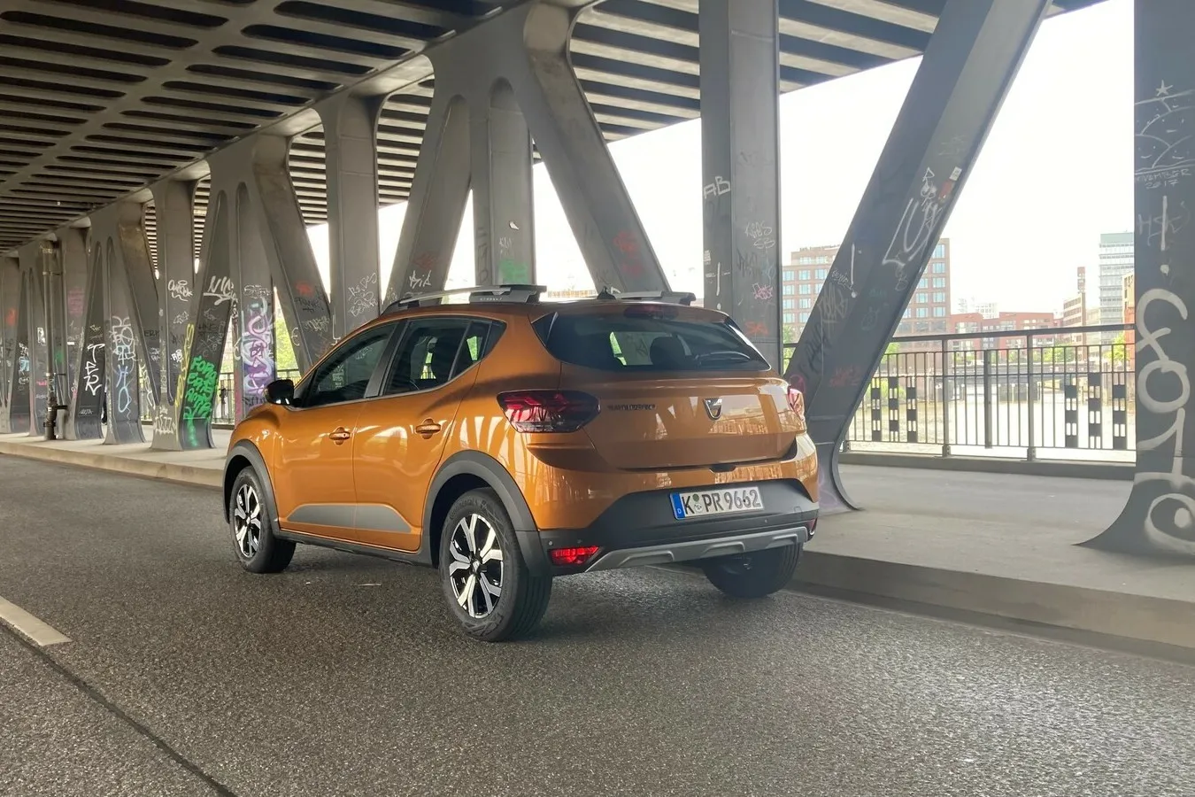 Vor allem am Heck kann der Sandero seine Verwandtschaft zu Renault nicht verbergen.
