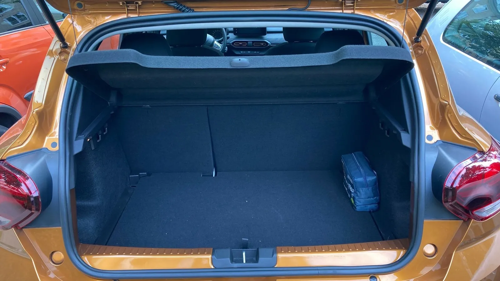 Mindestens 328 Liter fasst der Sandero-Kofferraum, maximal sind es 1.108 Liter.