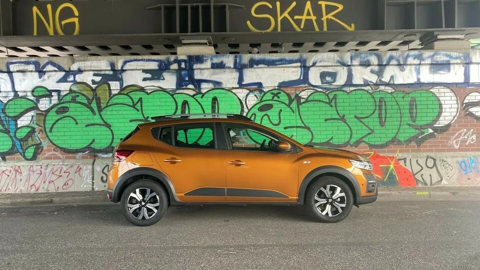 Im optionalen Taklamakan-Orange macht der Dacia Sandero Stepway durchaus was her.