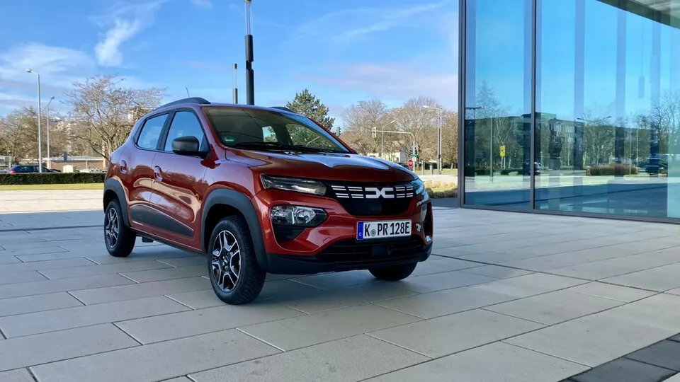 Günstig elektrisch fahren? Mit dem Dacia Spring funktioniert das.