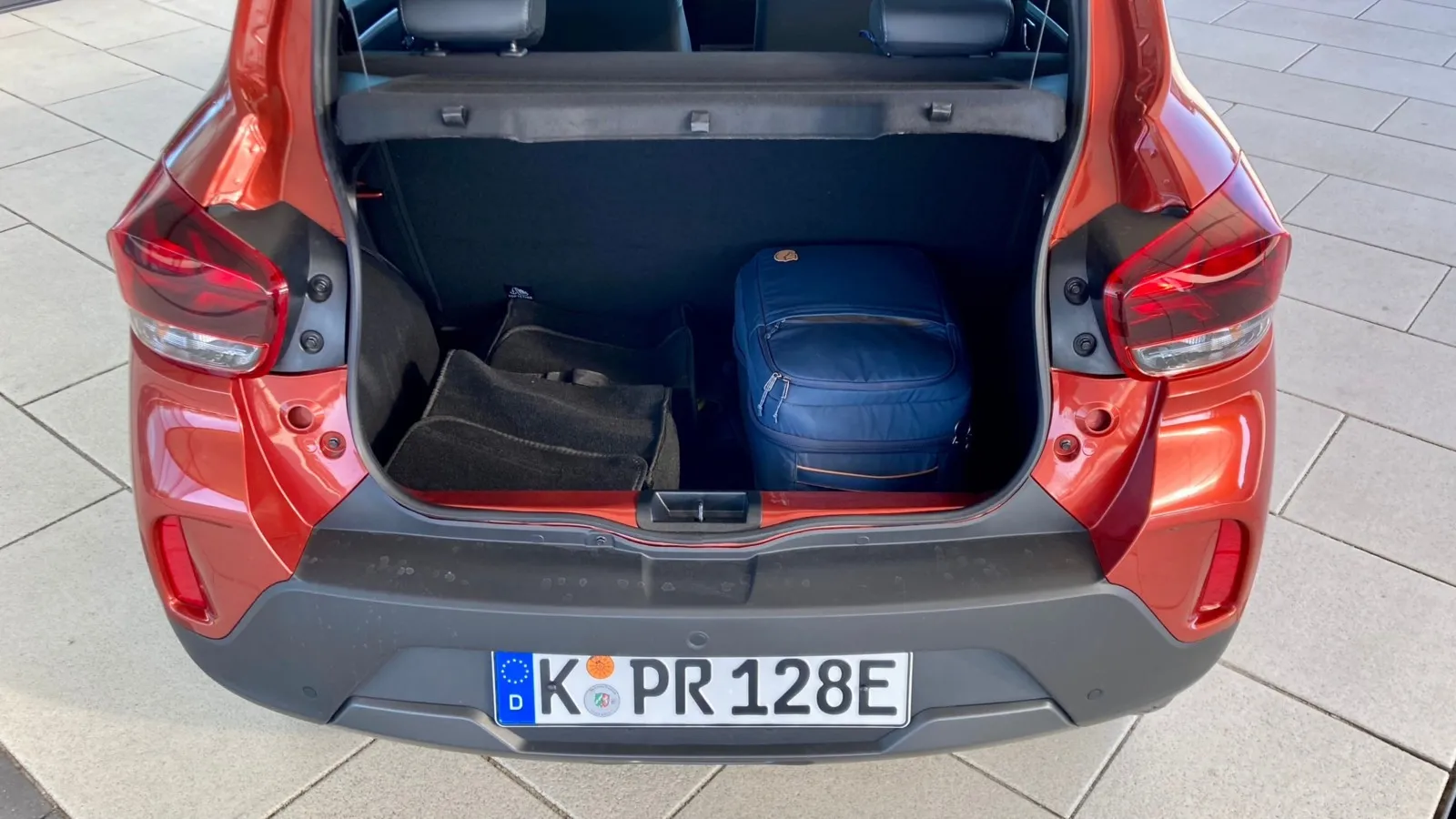 290 Liter Gepäck passen mindestens in den Kofferraum des Dacia Spring. Maximal sind es 1.100 Liter.
