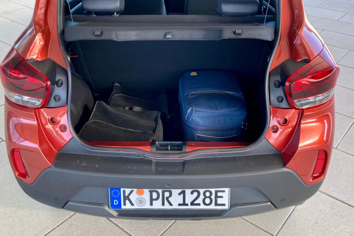 290 Liter Gepäck passen mindestens in den Kofferraum des Dacia Spring. Maximal sind es 1.100 Liter.