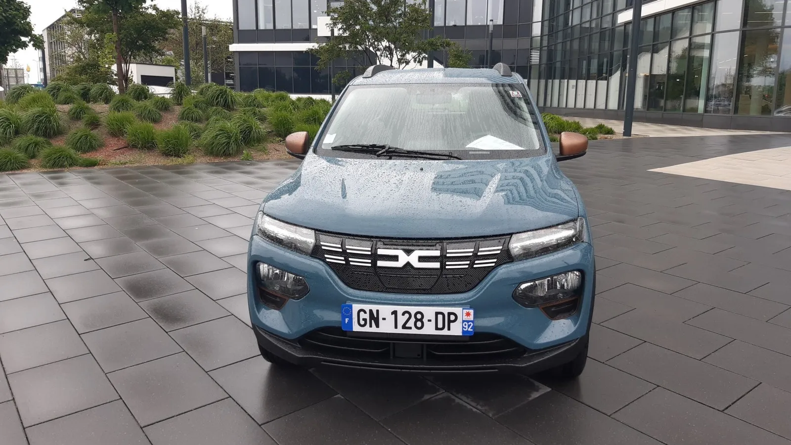 Dacias Elektrofloh misst 3,73 Meter in der Länge und ist 1,58 Meter breit.