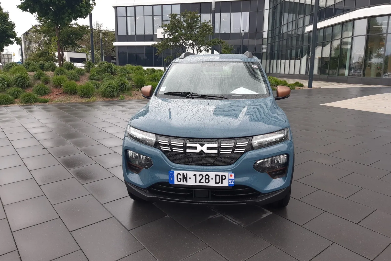 Dacias Elektrofloh misst 3,73 Meter in der Länge und ist 1,58 Meter breit.