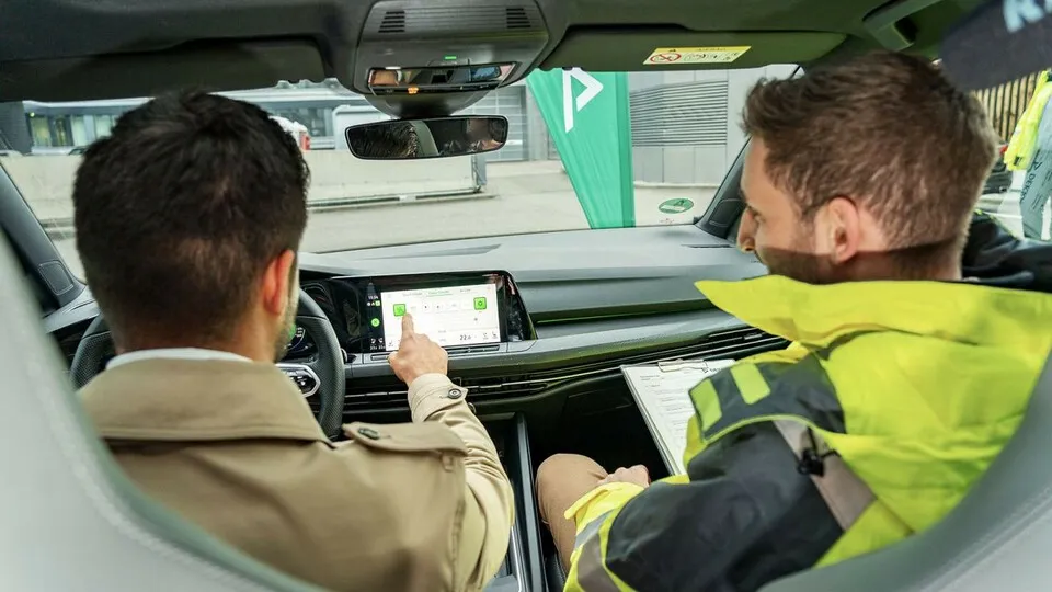 Wie intuitiv und sicher lassen sich sicherheitsrelevante Bedieneinheiten in modernen Pkw im Vergleich zu etwas älteren Systemen nutzen? Die Dekra ließ testen.