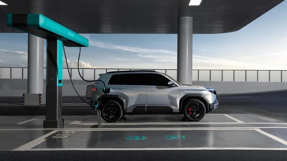 Megawattlader sollen E-Autos in wenigen Minuten und schwere E-Lkw innerhalb der gesetzlichen Fahrpause mit Energie versorgen. Besonders der notwendige Netzausbau bleibt eine Herausforderung.