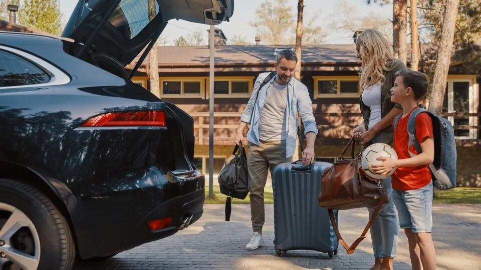 Mit der Familie im Firmenwagen in den Urlaub? Das ist nur rechtens, wenn der Arbeitgeber die Privatnutzung genehmigt hat.