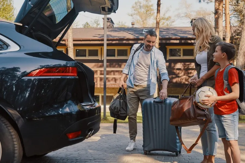 Mit der Familie im Firmenwagen in den Urlaub? Das ist nur rechtens, wenn der Arbeitgeber die Privatnutzung genehmigt hat.
