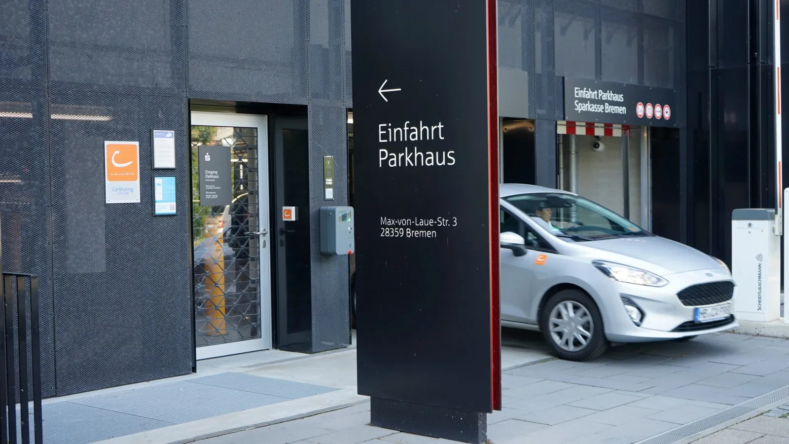 Die cambio-Station „Campus Sparkasse“ ist öffentlich für alle cambio-Kunden nutzbar und im Sparkassen-Parkhaus in Bremen zu finden.