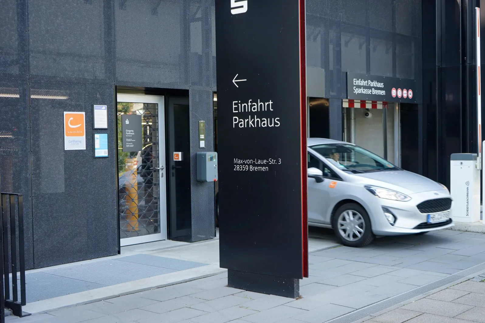 Die cambio-Station „Campus Sparkasse“ ist öffentlich für alle cambio-Kunden nutzbar und im Sparkassen-Parkhaus in Bremen zu finden.