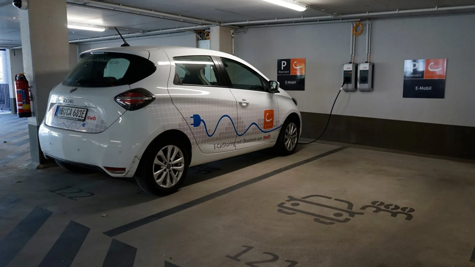 Die beiden Stellplätze für die elektrischen cambio-Fahrzeuge im Sparkassen-Parkhaus haben je eine Wallbox installiert.
