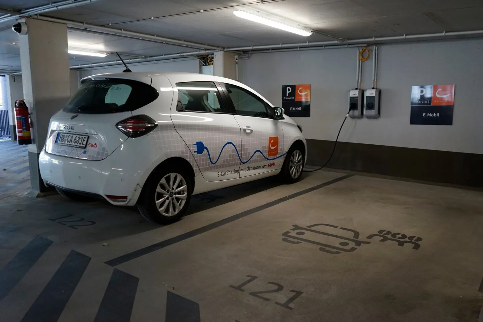 Die beiden Stellplätze für die elektrischen cambio-Fahrzeuge im Sparkassen-Parkhaus haben je eine Wallbox installiert.