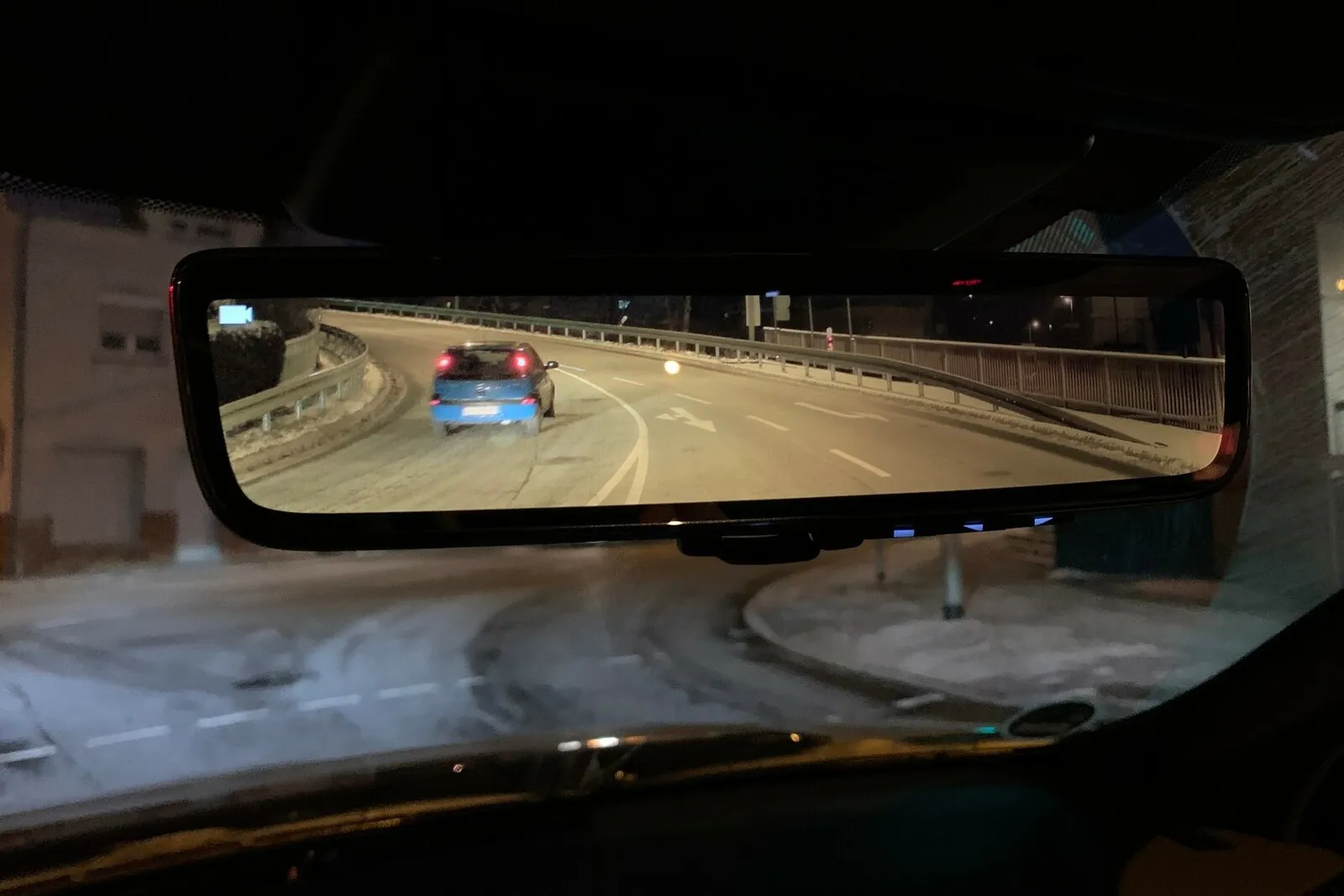 Der Innenspiegel lässt sich auf Knopfdruck in einen HD-Bildschirm verwandeln und zeigt das von einer Kamera aufgenommene Echtzeitvideo hinter dem Fahrzeug.