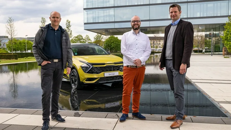 Kia bietet sein Kompakt-SUV Sportage ab sofort auch als Plug-in-Hybrid an. bfp-Chefredakteur Christian Frederik Merten traf im Rahmen der Präsentation Kia-Deutschland-Geschäftsführer Thomas Djuren (l.) und den neuen General Manager Fleet & Remarketing Jan Böckmann (r.).