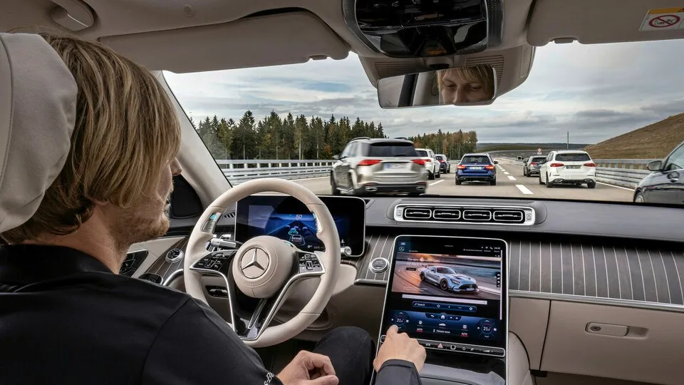 Während der hochautomatisierten Fahrt, ermöglicht der Drive Pilot von Mercedes-Benz dem Fahrer sich vom Verkehrsgeschehen ab- und bestimmten Nebentätigkeiten zu zuwenden. Zum Beispiel mit den Kollegen via In-Car-Office zu kommunizieren, Mails zu schreiben, im Internet zu surfen oder entspannt einen Film anzuschauen.