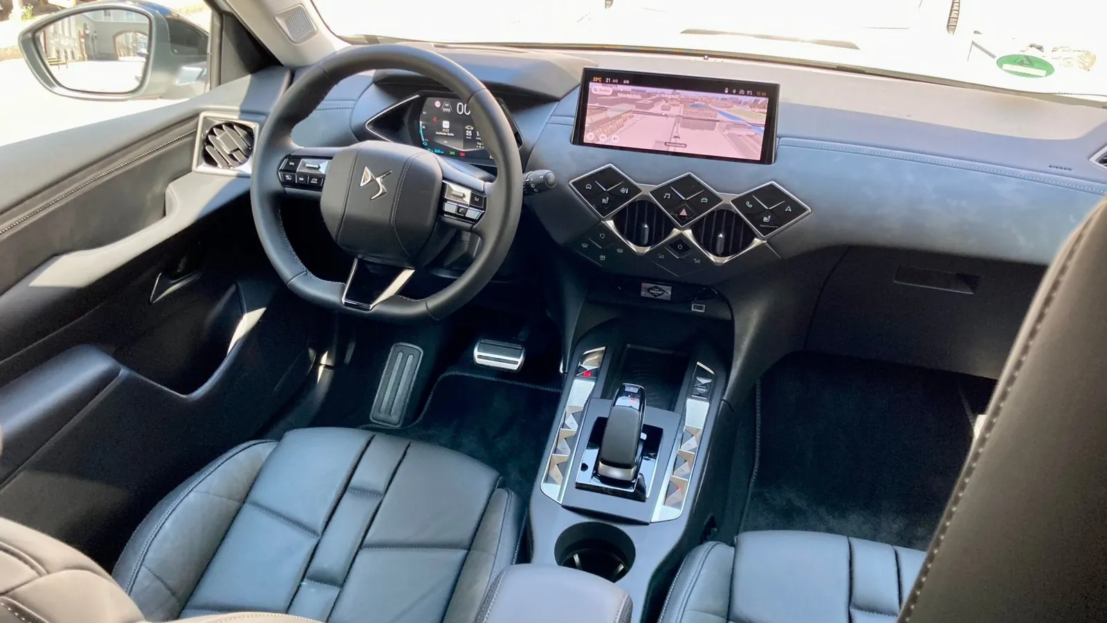 Innen zog das Infotainment-System Iris in den DS 3 ein, bedeutet ein 10,3-Zoll-Touchscreen für alle Varianten.