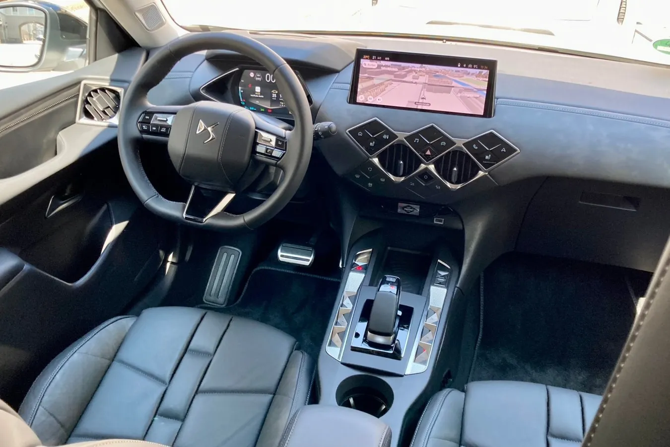 Innen zog das Infotainment-System Iris in den DS 3 ein, bedeutet ein 10,3-Zoll-Touchscreen für alle Varianten.