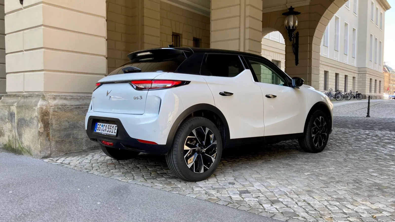 Die schmalen Rückleuchten bleiben auch nach dem Facelift Erkennungszeichen des DS 3.
