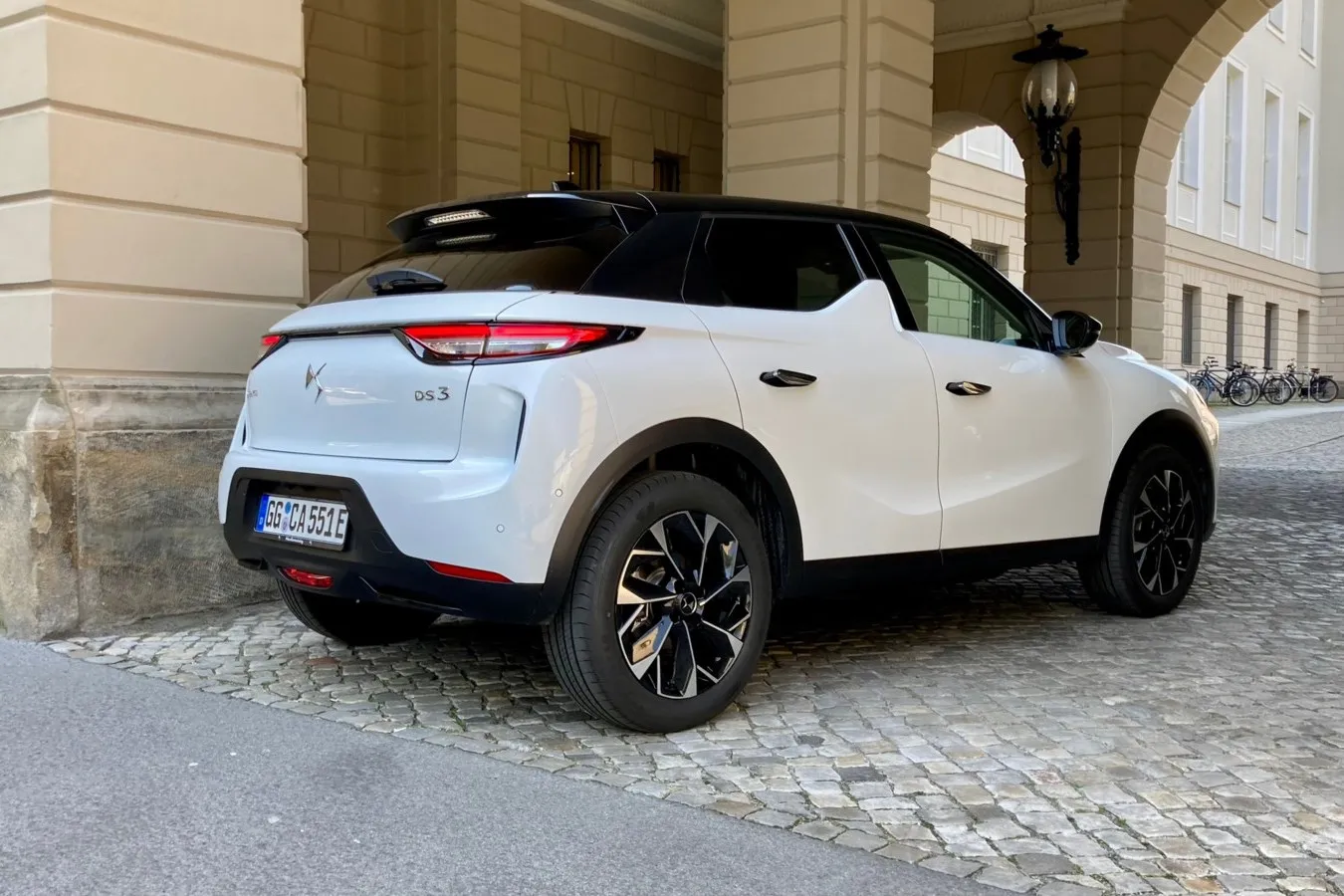 Die schmalen Rückleuchten bleiben auch nach dem Facelift Erkennungszeichen des DS 3.